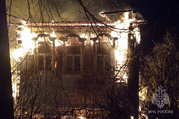 В Савинском районе подожгли нежилой дом